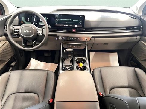 Used 2025 Kia Carnival EX image 17