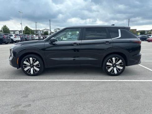 Used 2025 Mitsubishi Outlander SE FWD image 2