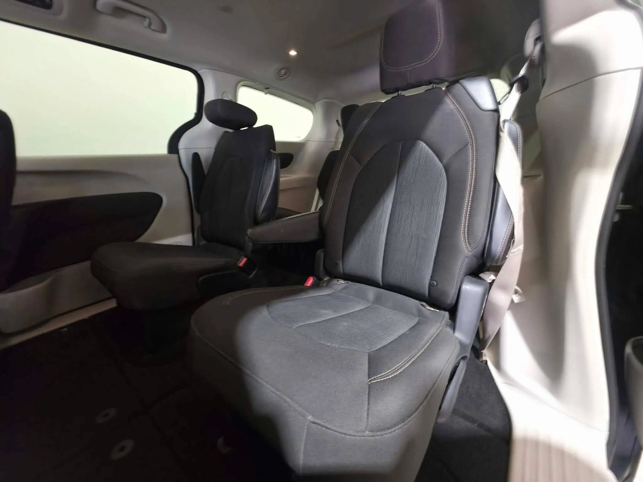Used 2017 Chrysler Pacifica Touring FWD image 12