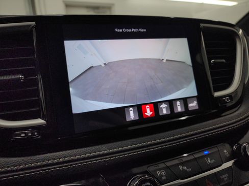 Used 2024 Chrysler Pacifica Limited image 17