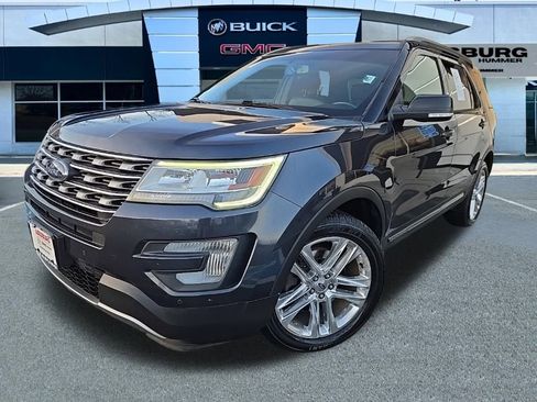 Used 2017 Ford Explorer XLT w/ Equipment Group 202A image 3