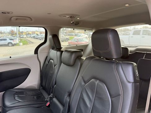 Used 2018 Chrysler Pacifica Touring-L image 24