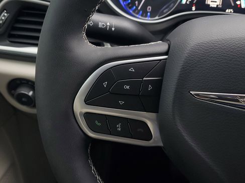 Used 2024 Chrysler Pacifica Touring-L image 28