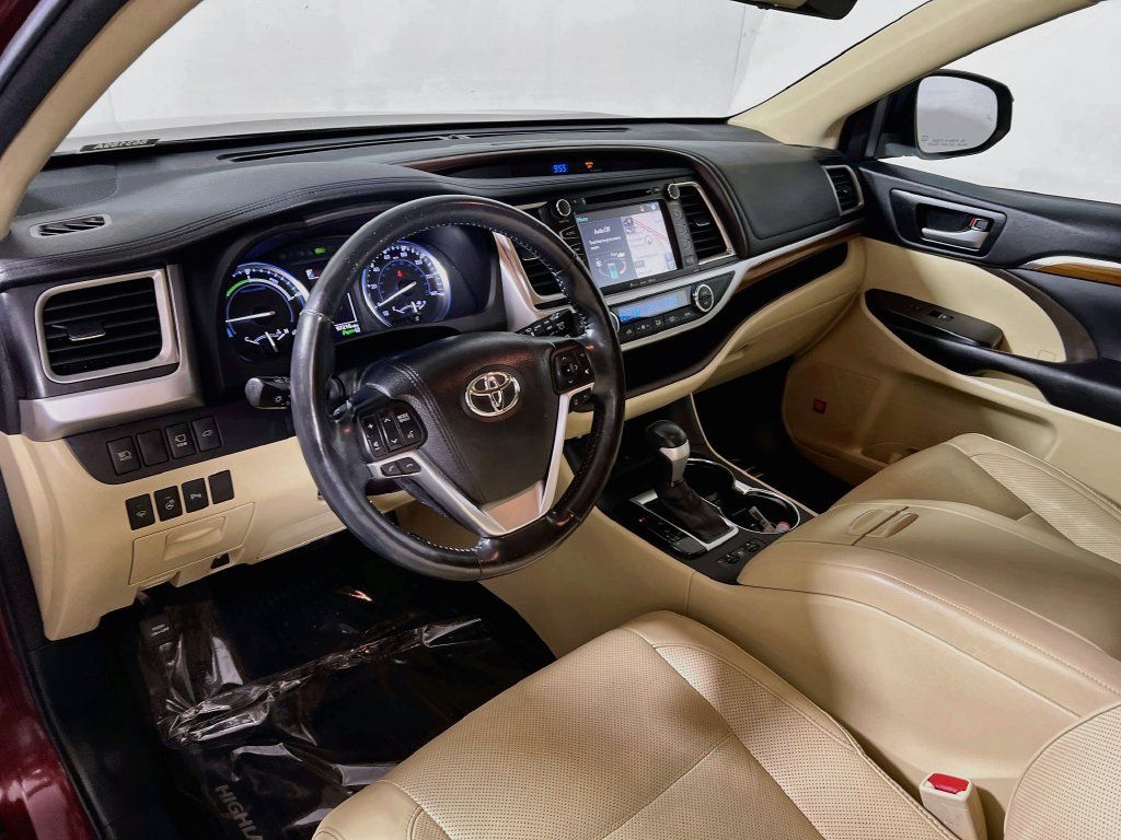 Certified 2017 Toyota Highlander Limited Platinum AWD/4WD image 9