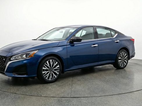 Used 2025 Nissan Altima 2.5 SV image 3