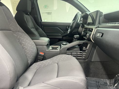 Used 2025 Toyota Tacoma SR5 AWD/4WD image 23