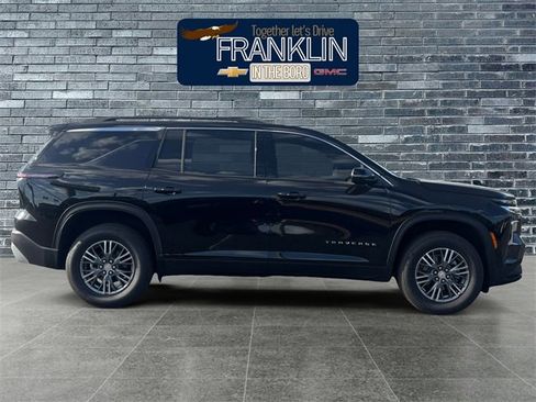 Used 2025 Chevrolet Traverse LT image 6