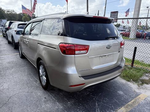 Used 2016 Kia Sedona LX w/ Option Group 020 FWD image 5