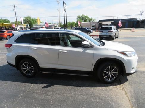 Used 2019 Toyota Highlander XLE image 4