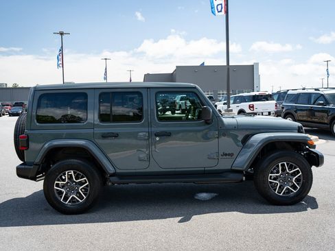New 2026 Jeep Wrangler Unlimited Sahara AWD/4WD image 11