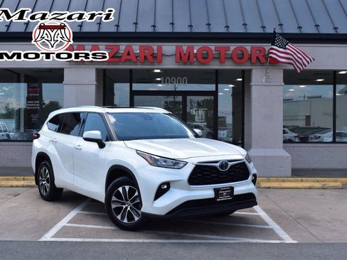 Used 2020 Toyota Highlander XLE AWD/4WD image 1