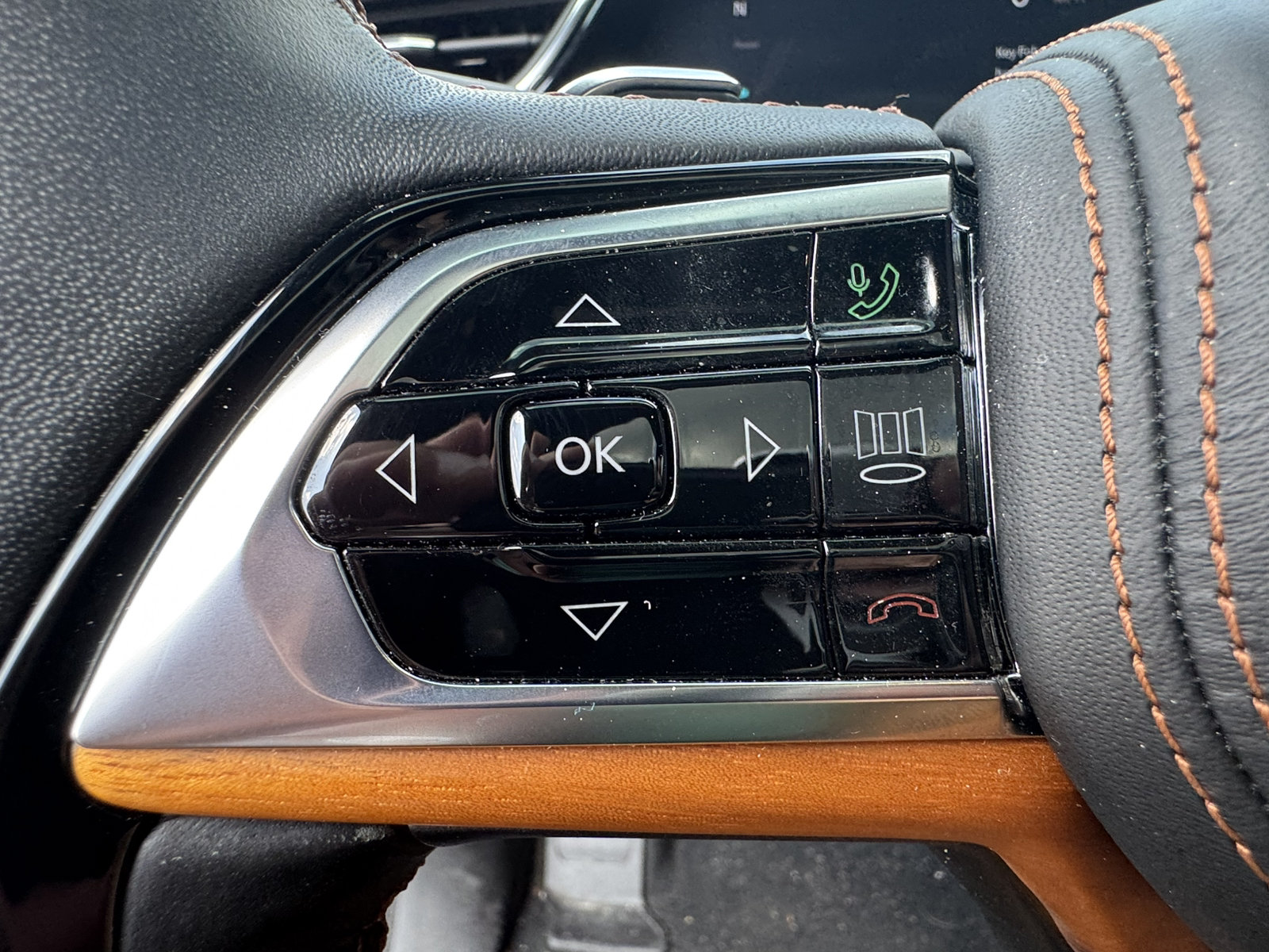 Used 2025 Jeep Grand Cherokee Summit AWD/4WD image 36
