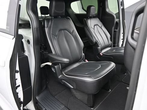 Used 2026 Chrysler Pacifica Limited FWD image 24