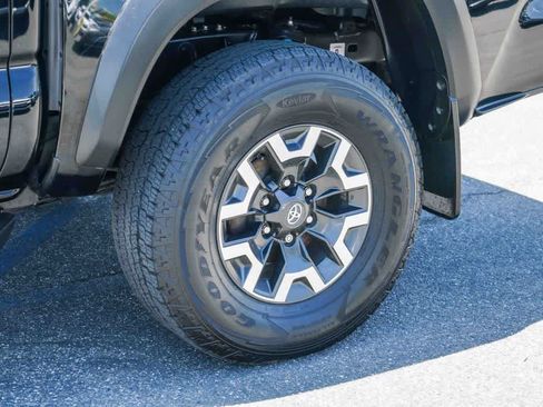 Used 2021 Toyota Tacoma TRD Off-Road w/ TRD Premium Off Road Package AWD/4WD image 10
