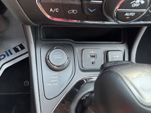 Used 2021 Jeep Cherokee Limited AWD/4WD image 28
