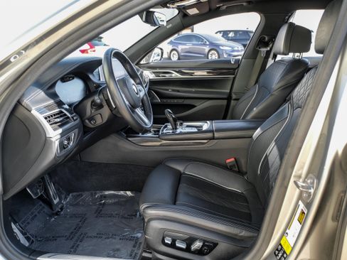 Used 2020 BMW 750i xDrive w/ Executive Package image 3