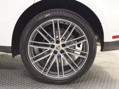 Certified 2022 Porsche Macan AWD/4WD image 16