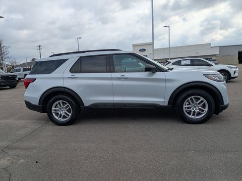 New 2026 Ford Explorer Active RWD image 3