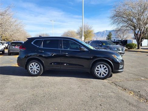 Used 2019 Nissan Rogue S image 2