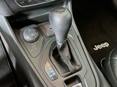 Used 2019 Jeep Cherokee Latitude Plus w/ Comfort/Convenience Group image 23