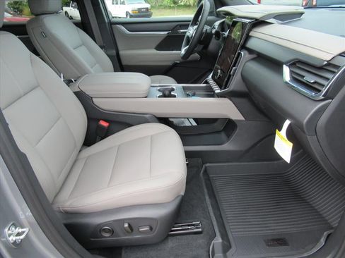 New 2026 GMC Acadia Elevation w/ Elevation Premium Package FWD image 10