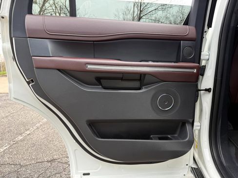 Used 2023 Ford Expedition Limited AWD/4WD image 22