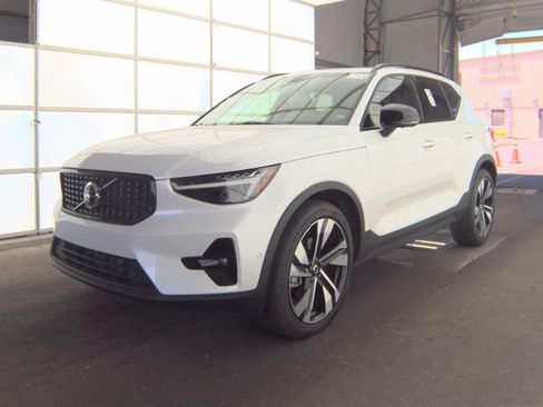 Used 2023 Volvo XC40 B5 Ultimate AWD/4WD image 1