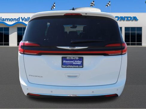 Used 2025 Chrysler Pacifica Select image 5