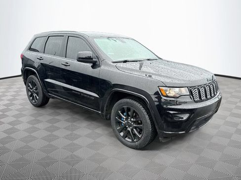 Used 2018 Jeep Grand Cherokee Altitude RWD image 4