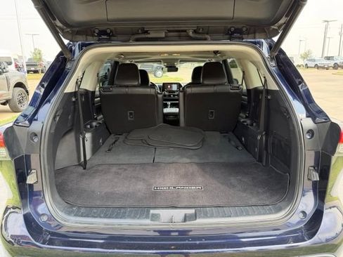 Used 2020 Toyota Highlander XLE AWD/4WD image 8