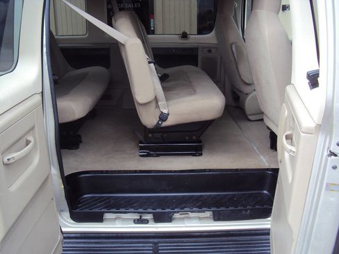 Used 2011 Ford E-150 and Econoline 150 Wagon image 16