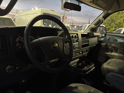 Used 2018 Chevrolet Express 2500 Extended image 9