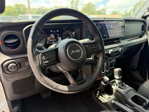 Used 2024 Jeep Gladiator Mojave w/ Technology Group AWD/4WD image 10