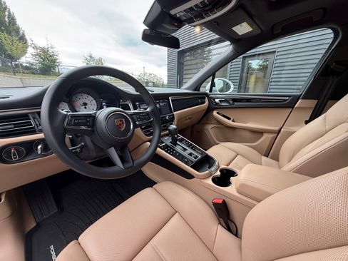 Certified 2025 Porsche Macan image 12