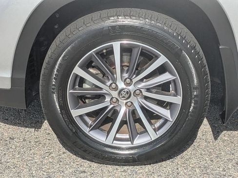 Used 2018 Toyota Highlander XLE w/ Carpet Mat Package (TMS) AWD/4WD image 9