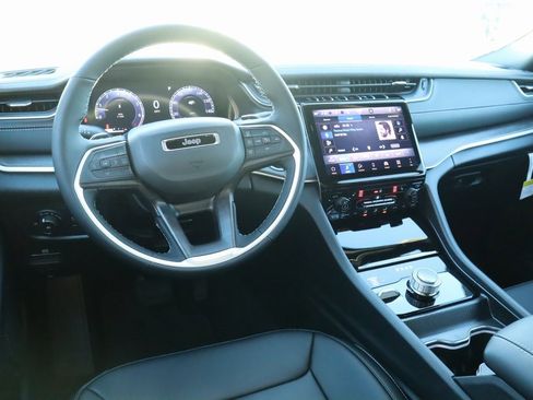 New 2025 Jeep Grand Cherokee Limited image 2