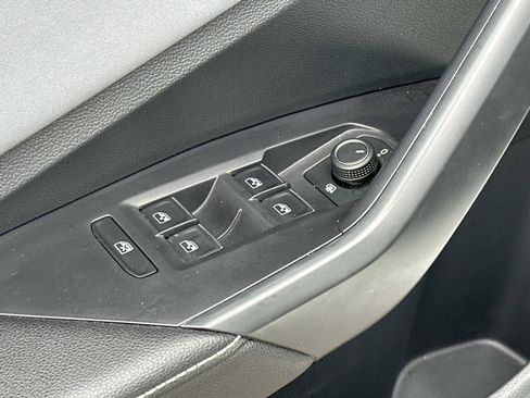 Used 2025 Volkswagen Jetta SE image 17