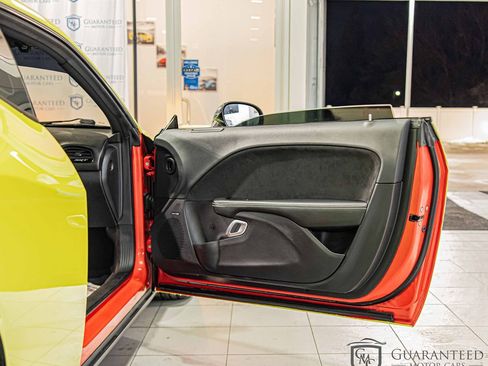 Used 2015 Dodge Challenger SRT image 30