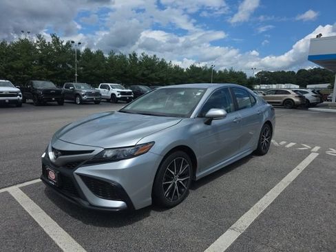 Used 2024 Toyota Camry SE AWD/4WD image 3
