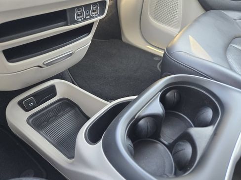 Used 2023 Chrysler Pacifica Touring-L FWD image 23