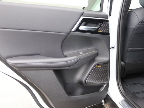 New 2026 Mitsubishi Outlander SE image 16