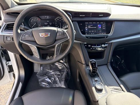 New 2025 Cadillac XT5 Luxury image 17