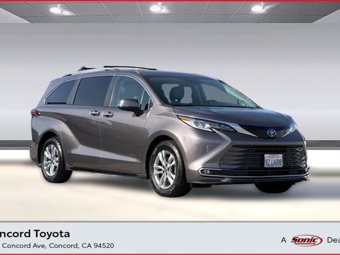 Certified 2022 Toyota Sienna Limited image 1