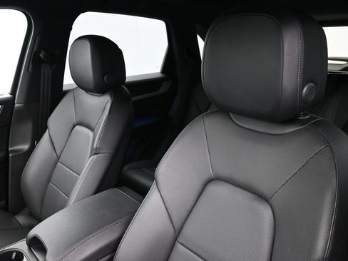 Certified 2025 Porsche Cayenne AWD/4WD image 5