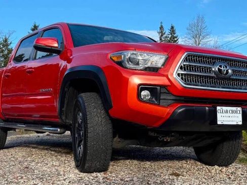 Used 2017 Toyota Tacoma TRD Off-Road AWD/4WD image 15
