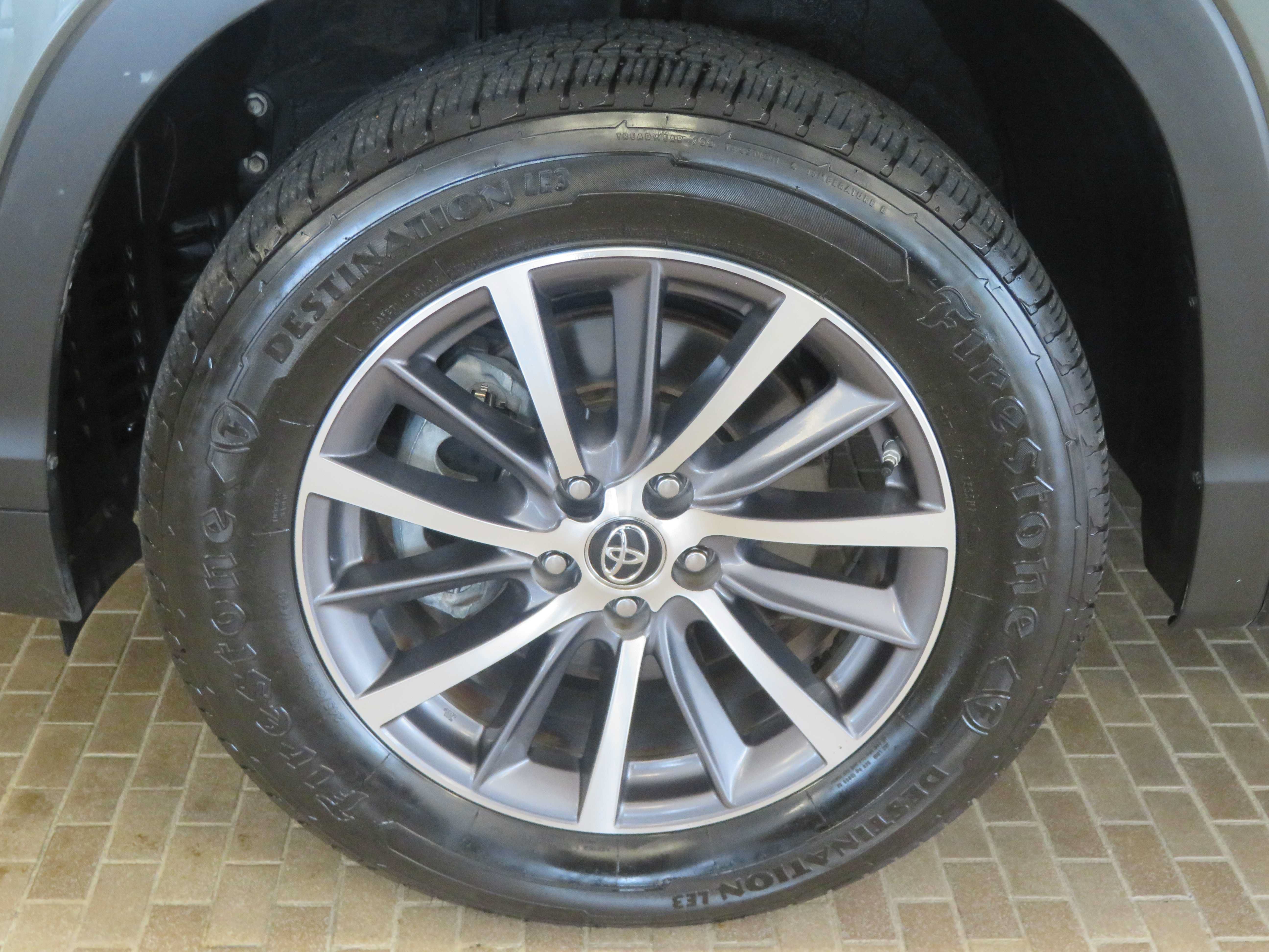 Used 2019 Toyota Highlander XLE FWD image 7