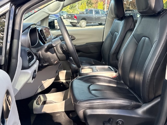 Used 2024 Chrysler Pacifica Touring-L FWD image 16
