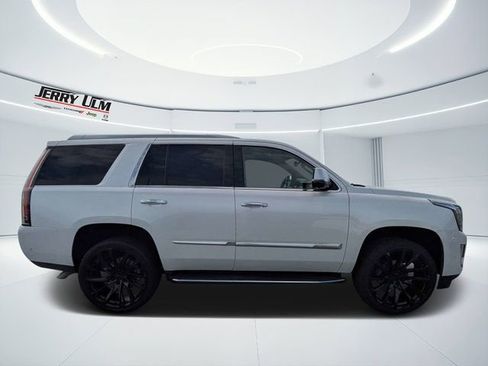 Used 2017 Cadillac Escalade Luxury RWD image 2