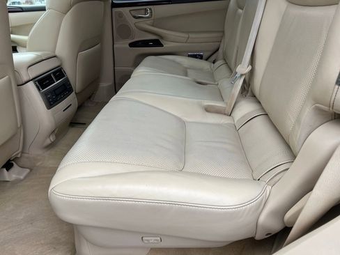 Used 2013 Lexus LX 570 4WD w/ Luxury Pkg image 15