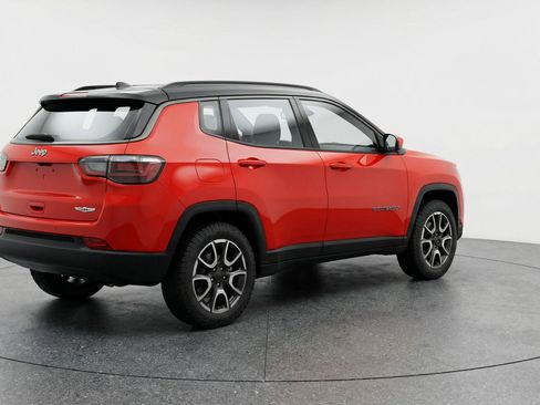 Used 2025 Jeep Compass Trailhawk AWD/4WD image 9